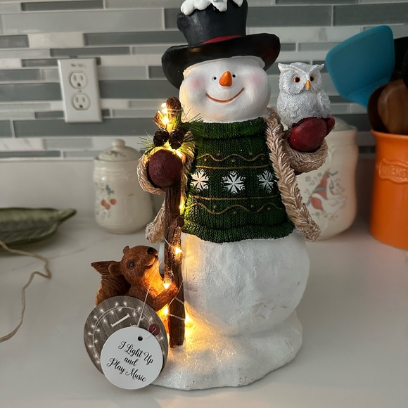 Lighted Snowman Plays Christmas Music with squirrel and owl 12” x 8” NWT - Picture 5 of 6